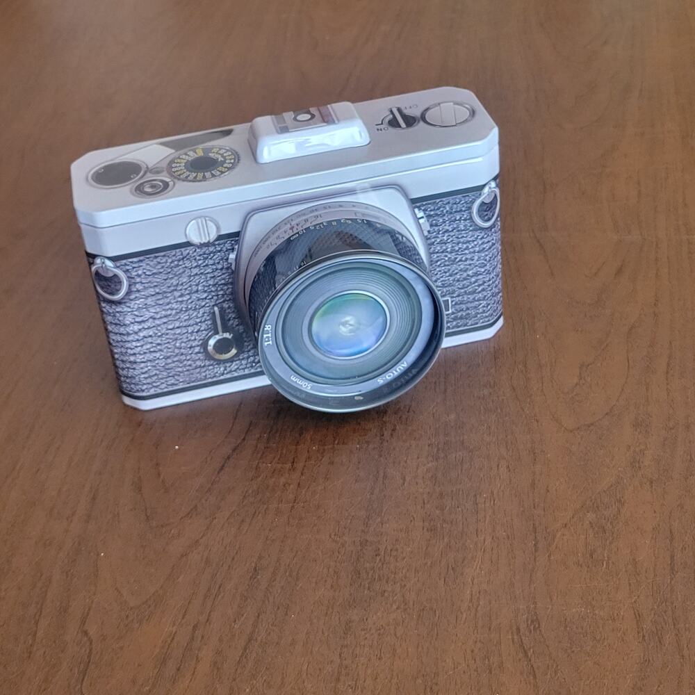 Jigsaw puzzle with Collector's Tin Classic Cameras Montage 550 piece photography